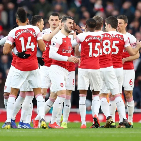  阿森纳零封狼队登顶积分榜首  